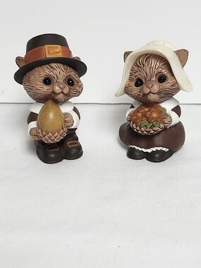 Hallmark Thanksgiving Pilgrim Squirrels Chipmunks Salt & Pepper Shakers 2.5" VTG